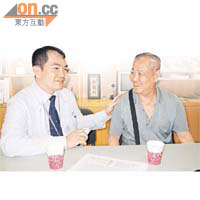 蕭頌華（左）提醒心房顫動患者勿亂服保健產品。圖右為黃伯。
