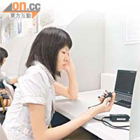 學生帶備電腦到自修室方發現無插座可用，大嘆無奈。	模擬圖片
