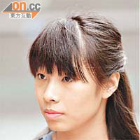 譚小姐（學生）<br>「平時都成日帶手提電腦去自修室溫習，試過因為充電插座畀人佔晒，電腦用咗幾個鐘就冇電，被迫未溫晒都要走。」