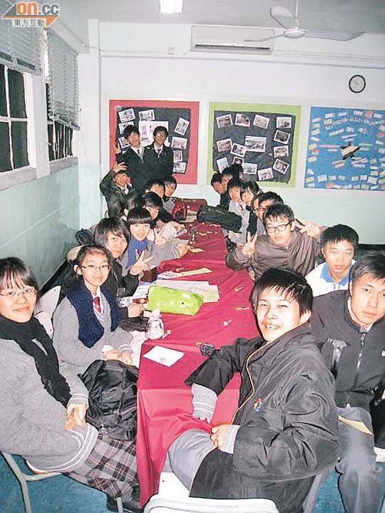 江卉君（左排二）十二歲便是中五學生，個子明顯比同班同學細小。	互聯網圖片
