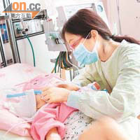 茵母在加護病房悉心照顧女兒。 本報記者台北傳真
