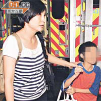 受害男童由母親陪同送院檢驗。