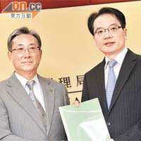 梁智仁(左)昨就葵盛東邨斬人事件發表檢討報告,建議本港引入社區治療令。右為張偉麟。