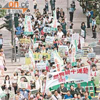 本港房屋政策一向為人詬病,市民不滿變成「無殼蝸牛」,上街要求政府正視樓價及復建居屋。 資料圖片