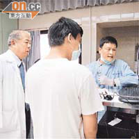 榮總副院長李壽東（左）非常關心茵茵的病況，昨晨特別到病房聽取主治醫生宋文舉（右）匯報手術結果。