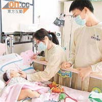 女兒發燒下完成手術，茵茵的爸媽這兩天甚為擔心。	本報記者台北圖片