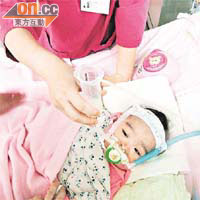 茵茵手術後仍難以進食，需由醫護人員插喉協助。	本報記者台北圖片