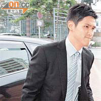 鄧智兆昨日因無準時出庭作供，遭法官質疑。