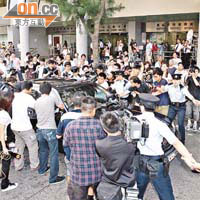 包致金姪女所乘私家車在警員開路下衝紅燈，令在場人士嘩然。