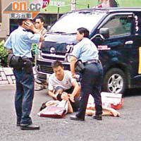 警員協助為女傷者急救。