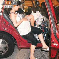 其中一名不適孕婦在車廂等候送院。