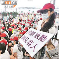 港龍空勤人員不滿人手緊絀被迫持續執勤，不排除發動罷工。	