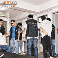 司警押疑犯到藏參石屋重組案情。