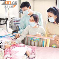 台灣居民趙女士（右）到病房為茵茵打氣，並以兒子的經驗鼓勵茵茵父母。	本報記者台北圖片