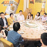 田北辰（左一）同劉健儀（左二）前日特登走入元朗，聽取小餐廳老闆對最低工資嘅意見。