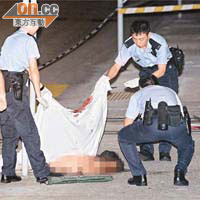 警員用布覆蓋跳樓女子的屍體。 	周亮恆攝