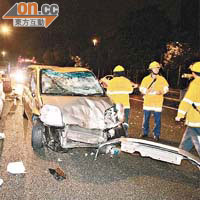 肇事七人車被的士「移正」，車頭嚴重損毀。