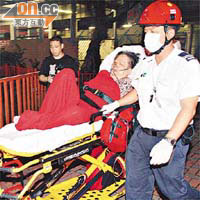 獲救老婦由救護員送院。