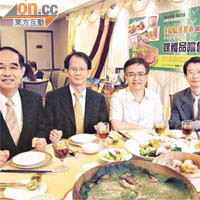 三位台灣駐港機構頭頭落力推廣台灣食品，左起為觀光協會香港辦事處主任陳造明、劉錫威、賓仕洋行董事陳錦泉、陳光丕。