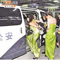 廣東執法部門自六月起開展一連串的整治行動，日前南海警方於夜場帶走一批女子。