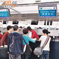國泰航空一名地勤人員昨晨在機場疑被「送機尾」的乘客打傷。	（資料圖片）