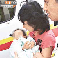被燙傷男嬰由親友抱着送院。