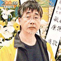 簡福駒在靈堂為妻女後事打點，顏容憔悴。