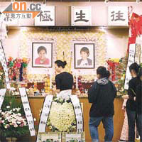 親友到靈前拜祭母藍連金及女簡仲榆。