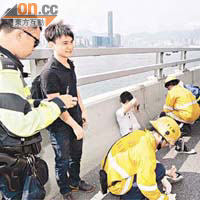 救援人員在路旁照顧傷者。