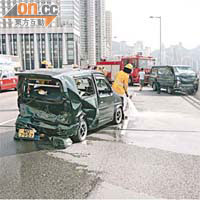 肇事客貨車撞向私家車後，再撼石壆。
