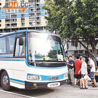 有團體昨早安排旅遊巴接載市民往市區上班。
