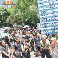 近千人周日曾參與遊行，抗議案件判刑過輕。