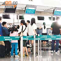 國泰航空處理乘客「送機尾」事件的手法，引起地勤人員不滿。