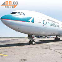 國泰航空指出，公司從未阻止遇襲同事報警。