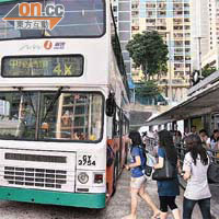 華富邨<br>南區華富邨巴士總站昨早上班時間巴士服務大致正常。