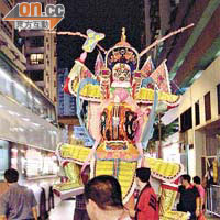 筲箕灣南安坊坊眾會每年盂蘭節推着大士王（鬼神）上街出巡。	圖片由張熙明提供