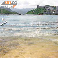 發現油污的中灣泳灘臨海處傳來輕微油污味。