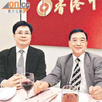 鄭國屏（右）同陳沛良（左）喺太平保險都工作咗三十幾年以上，一世人只打一份工，係中資機構嘅特色。