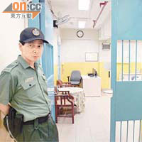 宿舍內的休息室均有懲教署職員看守。