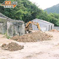 地塘仔一幅被指違規建骨灰龕的土地，遭地政總署充公。