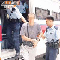 涉嫌傷人男子被押走扣查。