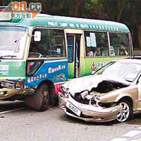 肇事房車與小巴停在路中，房車車頭損毀。