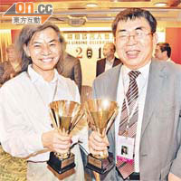 漫畫家蔡志忠（左）同中國「棋聖」聶衛平合力贏得名人橋牌賽冠軍。