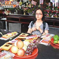 茵茵母親帶備水果到台北保安宮謝神庇佑。	本報記者台北圖片