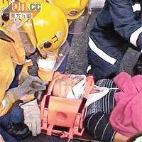 鐵騎士腳部被輾爛，救援人員小心施救。