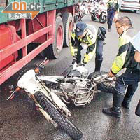 電單車翻倒時鐵騎士被駛至貨車輾腳。