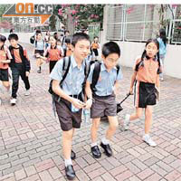 研究指學童步行上學對預防心血管疾病有益處。(資料圖片)