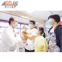 吳國強（左）及曹珮真（右）在廣華醫院病房內向茵茵雙親講述未來治療及檢查的各種細節。
