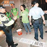九名綠色和平成員五月時在政府總部外塗上「救氣候擒逃犯」等字句，被控刑毀。	（資料圖片）
