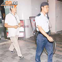 警員攜備盾牌到現場搜捕兇徒。
